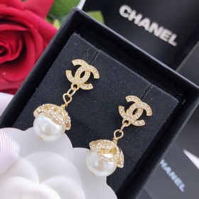 Номер XED00160 Chanel представила новые серьги с микро-инкрустац
