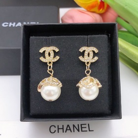Номер XED00160 Chanel представила новые серьги с микро-инкрустац