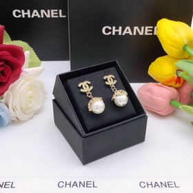 Номер XED00160 Chanel представила новые серьги с микро-инкрустац
