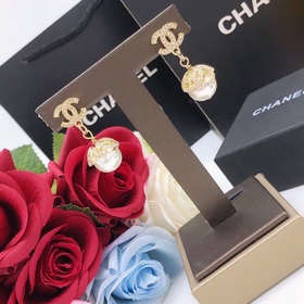 Номер XED00160 Chanel представила новые серьги с микро-инкрустац