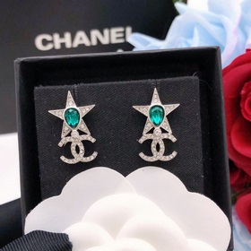 Номер XED03160 Серьги-гвоздики Chanel с зелеными бриллиантами
