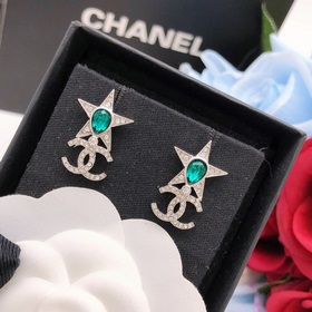 Номер XED03160 Серьги-гвоздики Chanel с зелеными бриллиантами