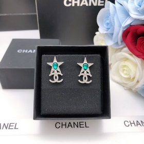 Номер XED03160 Серьги-гвоздики Chanel с зелеными бриллиантами