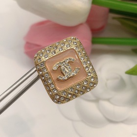 Номер XED0062 Z-модель, CHANEL, квадратные розовые серьги-гвоздик