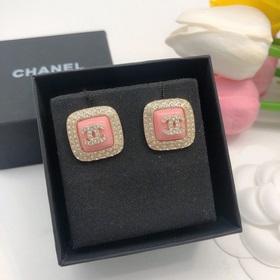 Номер XED00160  Z-модель, маленькие серьги CHANEL квадратной фор