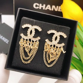 Номер XED0067 CHANEL маленькие серьги с буквами бахромой, высокое