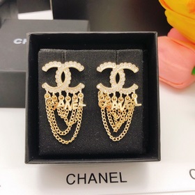 Номер XED0067 CHANEL маленькие серьги с буквами бахромой, высокое
