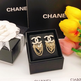 Номер XED0067 CHANEL маленькие серьги с буквами бахромой, высокое