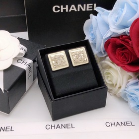 Номер XED0073 Квадратные серьги-гвоздики с бриллиантами от Chanel