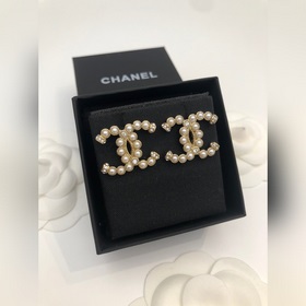 Номер XED0071 Новые серьги Chanel с белыми жемчужинами двойным C.