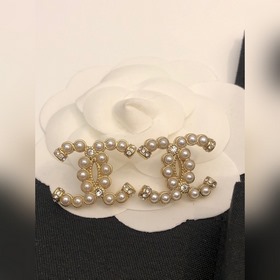 Номер XED0071 Новые серьги Chanel с белыми жемчужинами двойным C.