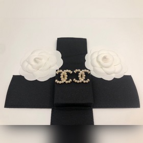 Номер XED0071 Новые серьги Chanel с белыми жемчужинами двойным C.