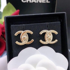 Номер XED0074 Новейшая модель Chanel с пуговичными серьгами из гл