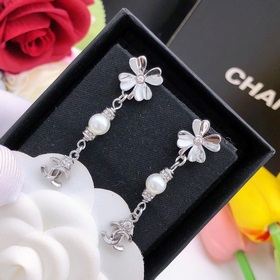 Номер XED0150 5 [Новейшая модель Chanel, серебряные серьги-гвозди