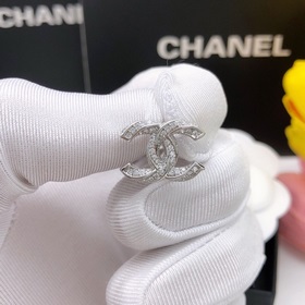 Номер XED0014 Новейшая модель сережек Chanel с логотипом и брилли
