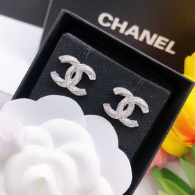 Номер XED0014 Новейшая модель сережек Chanel с логотипом и брилли