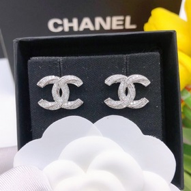 Номер XED0014 Новейшая модель сережек Chanel с логотипом и брилли