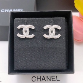 Номер XED0014 Новейшая модель сережек Chanel с логотипом и брилли
