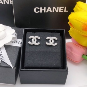 Номер XED0014 Новейшая модель сережек Chanel с логотипом и брилли