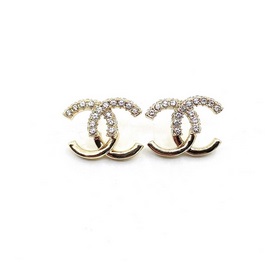 Новейшие серьги-гвоздики Chanel с асимметричным ажурным дизайном.