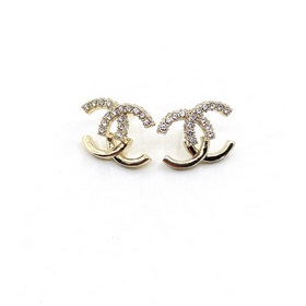Новейшие серьги-гвоздики Chanel с асимметричным ажурным дизайном.