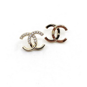 Новейшие серьги-гвоздики Chanel с асимметричным ажурным дизайном.