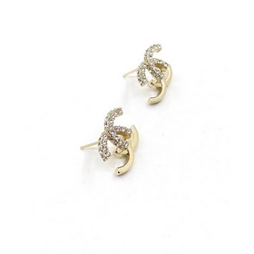 Новейшие серьги-гвоздики Chanel с асимметричным ажурным дизайном.
