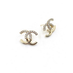 Новейшие серьги-гвоздики Chanel с асимметричным ажурным дизайном.