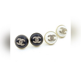Новейшие серьги Chanel в черно-белом цвете с круглыми бусинами, и