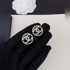 Новейшие серьги Chanel с ажурным круглым ушком, изготовлены из ла