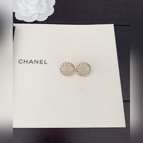 Новейшие серьги Chanel с ажурным круглым ушком, изготовлены из ла