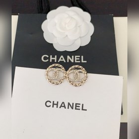 Новейшие серьги Chanel с ажурным круглым ушком, изготовлены из ла