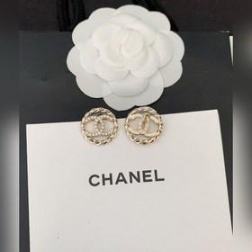 Новейшие серьги Chanel с ажурным круглым ушком, изготовлены из ла