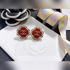 Chanel подержанные серьги с двойным C. Модели Chanel не нуждаются