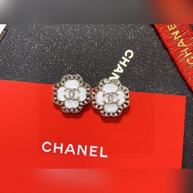 Chanel подержанные серьги с двойным C. Модели Chanel не нуждаются
