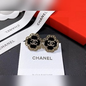 Chanel подержанные серьги с двойным C. Модели Chanel не нуждаются