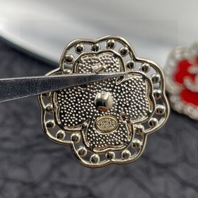 Chanel подержанные серьги с двойным C. Модели Chanel не нуждаются