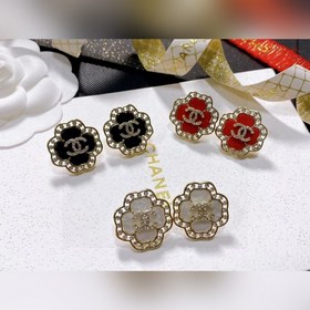 Chanel подержанные серьги с двойным C. Модели Chanel не нуждаются