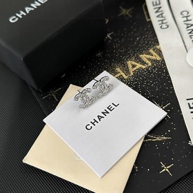 Chanel Б/у Серьги. Модели Chanel не нуждаются в представлении. Ка