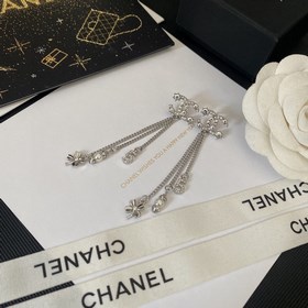 Новейшие серьги Chanel с двойной буквой C, украшенные бриллиантам