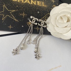 Новейшие серьги Chanel с двойной буквой C, украшенные бриллиантам