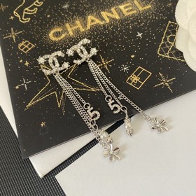 Новейшие серьги Chanel с двойной буквой C, украшенные бриллиантам