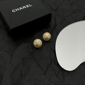 Chanel Chanel подержанные серьги. Модели Chanel не нуждаются в пр