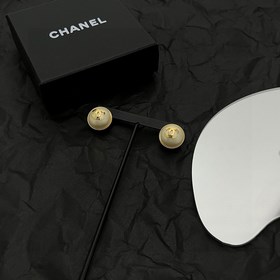 Chanel Chanel подержанные серьги. Модели Chanel не нуждаются в пр