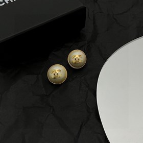 Chanel Chanel подержанные серьги. Модели Chanel не нуждаются в пр