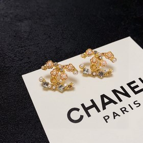 Новая модель Chanel Camellia с бриллиантами жемчужными серьгами.