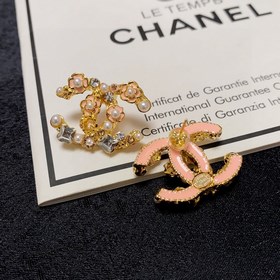 Новая модель Chanel Camellia с бриллиантами жемчужными серьгами. 