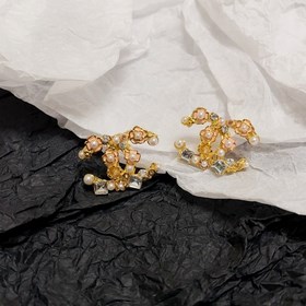 Новая модель Chanel Camellia с бриллиантами жемчужными серьгами. 