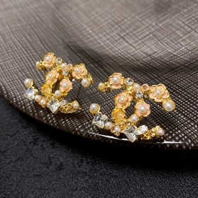 Новая модель Chanel Camellia с бриллиантами жемчужными серьгами. 