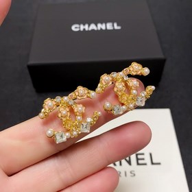 Новая модель Chanel Camellia с бриллиантами жемчужными серьгами. 